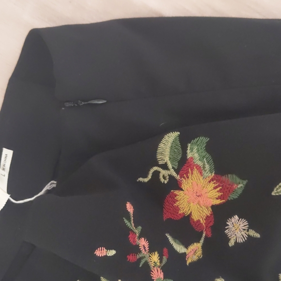 A line embroidered mini skirt - Picture 3 of 4